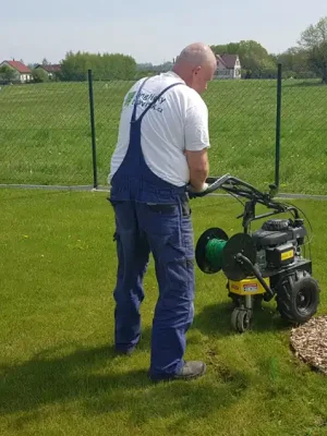 Profesionální instalace a nastavení robotické sekačky vč. strojového uložení drátu do půdy Zertifiziert